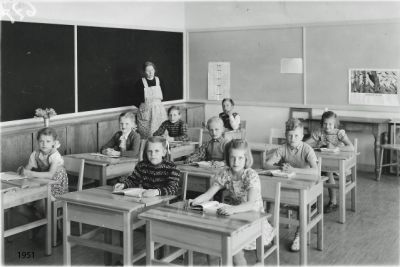 Skolelever med lärare i klassrum

