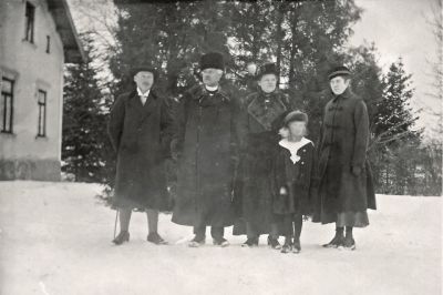 Familj framför byggnad
