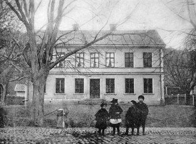 4 barn farmför byggnad
Nyckelord: Dräkt;Kullersten