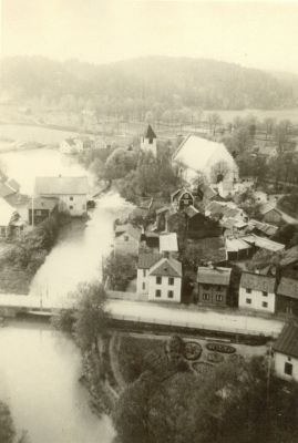 Flygbild över stadsbebyggelse med bro över vattendrag
