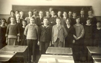 Elever och lärare i skolsal
