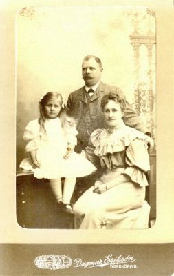 Man kvinna och flicka i rum
