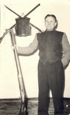 Man stående i rum med gevär
Hans Högberg
Nyckelord: Gevär