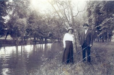 Man och kvinna invid vattendrag
