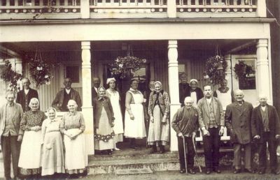 Män och kvinnor framför byggnad
