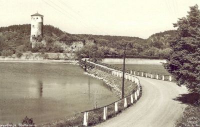 Slottsruin intill vattendrag
