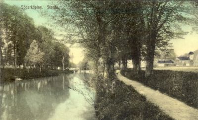 Vattendrag genom stadsbebyggelse
