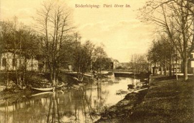 Vattendrag förbi stadsbebyggelse
