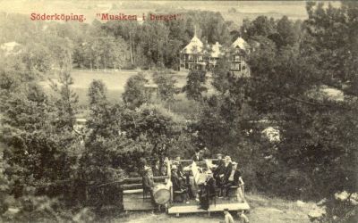 Musikestrad med orkester i parkområde

