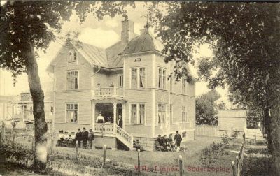 Ett antal personer framför byggnad
