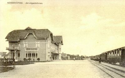 Tåg vid järnvägsstation

