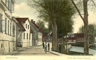 Stadsbebyggelse utmed vattendrag
