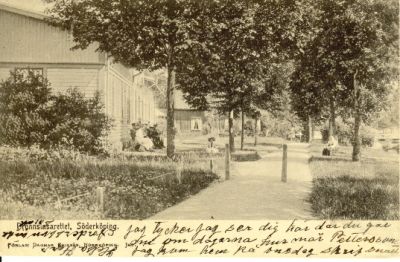 Byggnad intill vattendrag
