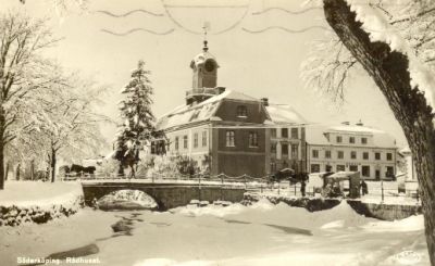 Tornförseddbyggnad vid torg
