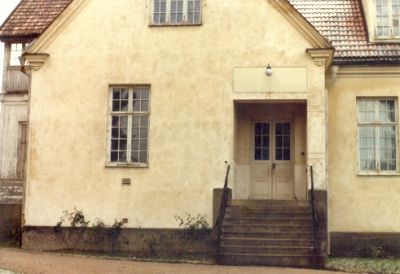 Parti av vitputsad byggnad
