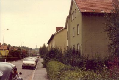 Stadsvy med gula flerfamiljshus
