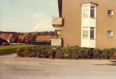 Gavel till beigefärgat flerfamiljshus
