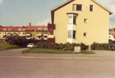 Stadsvy med 3 flerfamiljshus
