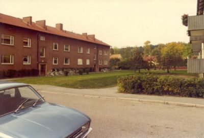 Brunt flerfamiljshus
