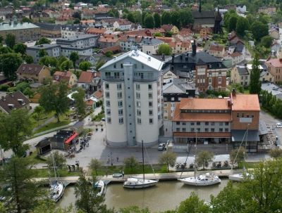 Stadsvy från höjd med hamnområde närmast

