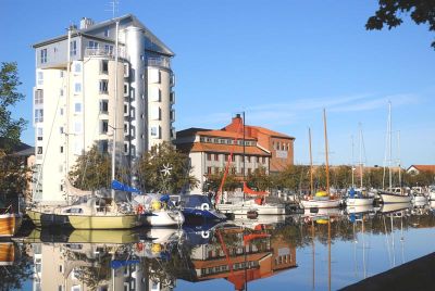 Tornhus vid småbåtshamn
