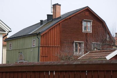 Grön och rödmålad byggnad
