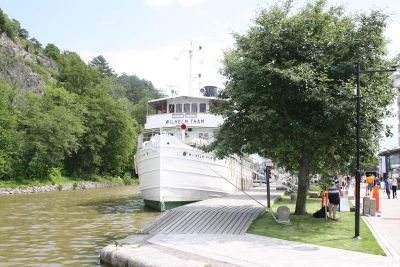 Passagerarbåt i hamn
