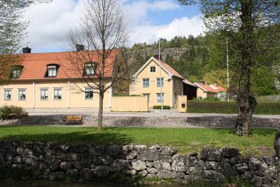 Byggnader intill vattendrag
