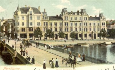 Stadsvy med bro med hästskjutsar
