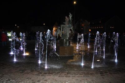 Ljusfontän på torg

