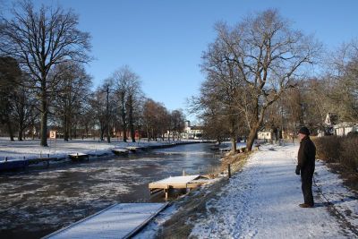 Vinterpromenad längs vattendrag
